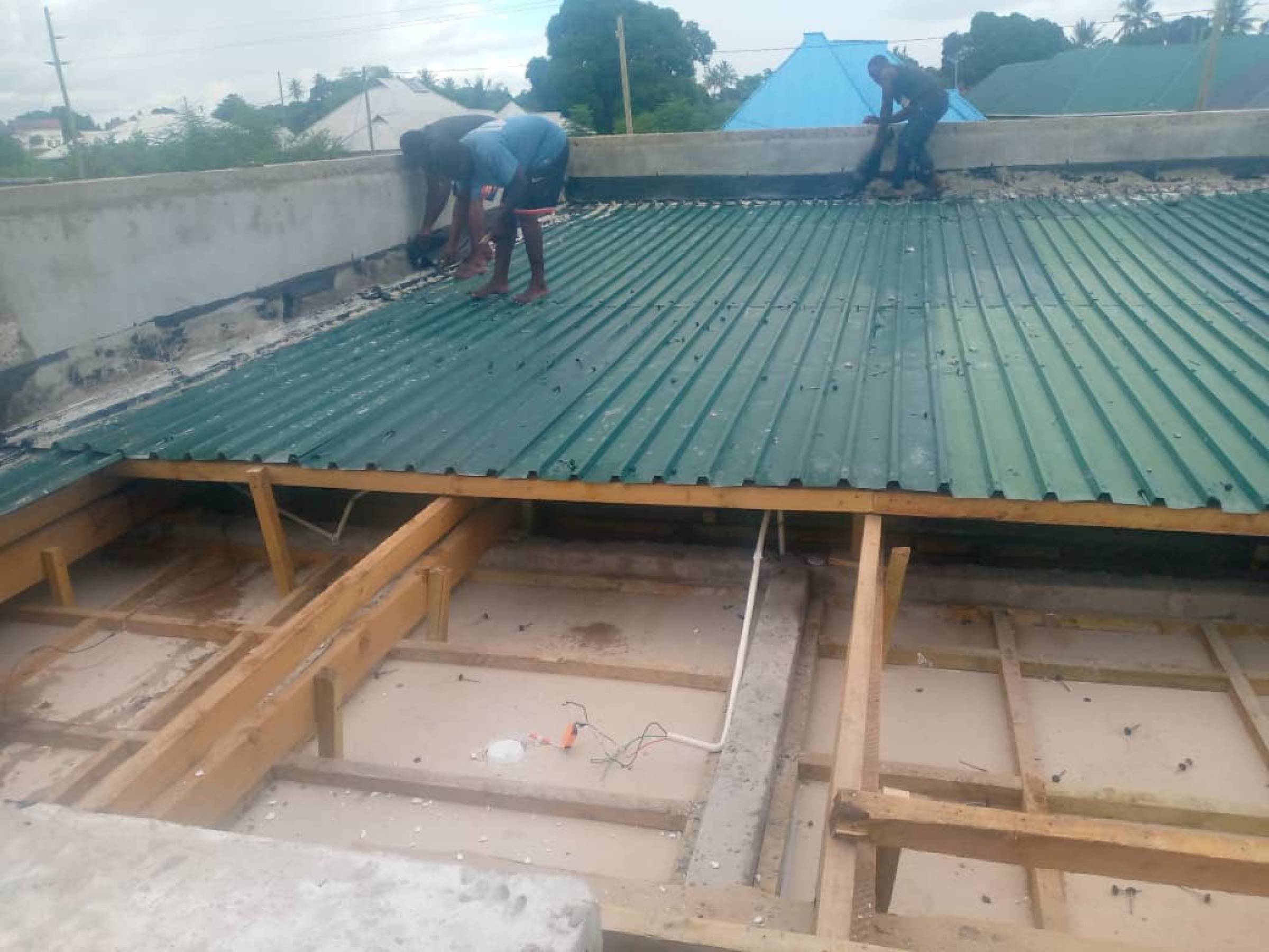 Namna ya kujenga na kurekebisha kuvuja paa kwa nyumba za contemporary (zilizofichwa paa/ hidden roof)