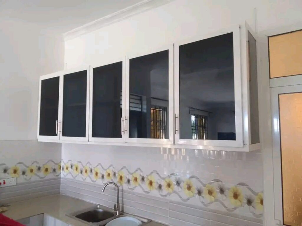 Nina tengeneza kabati Kwa kutumia aluminium Kwa njia ya kisasa na ubunifu mkubwa huduma hii unaweza kupata popote pale ndani ya Tanzania na nchi jirani za Africa