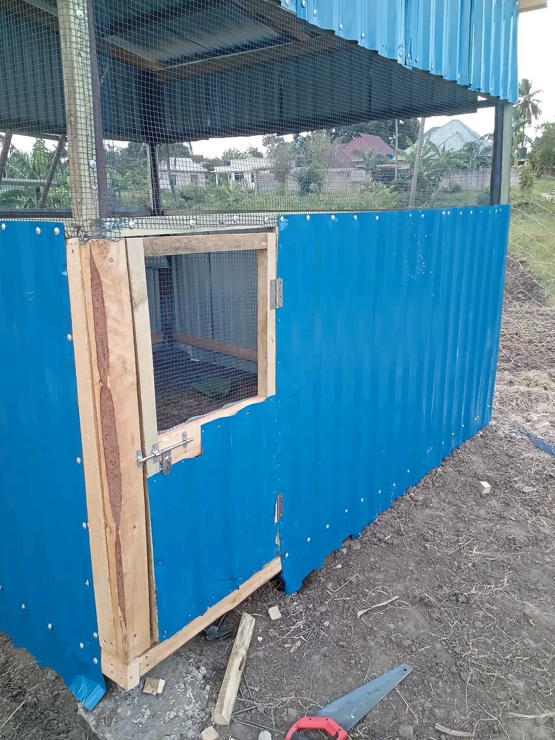Nina tengeneza mabanda ya Bata yenye sehemu mbili ndani na nje kwa ubora na ubunifu wa hali ya juu nakufikia popote pale Tanzania kwa kazi hii.