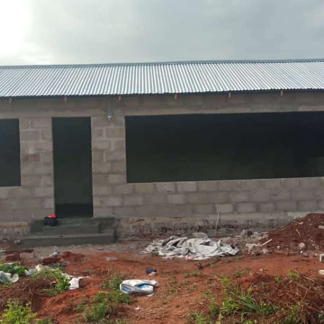 Tunajenga mabanda ya tofali yaliyoozekwa bati kwa ajili ya kuku na mifugo kwa gharama na viwango vya unafuu popote Tanzania.