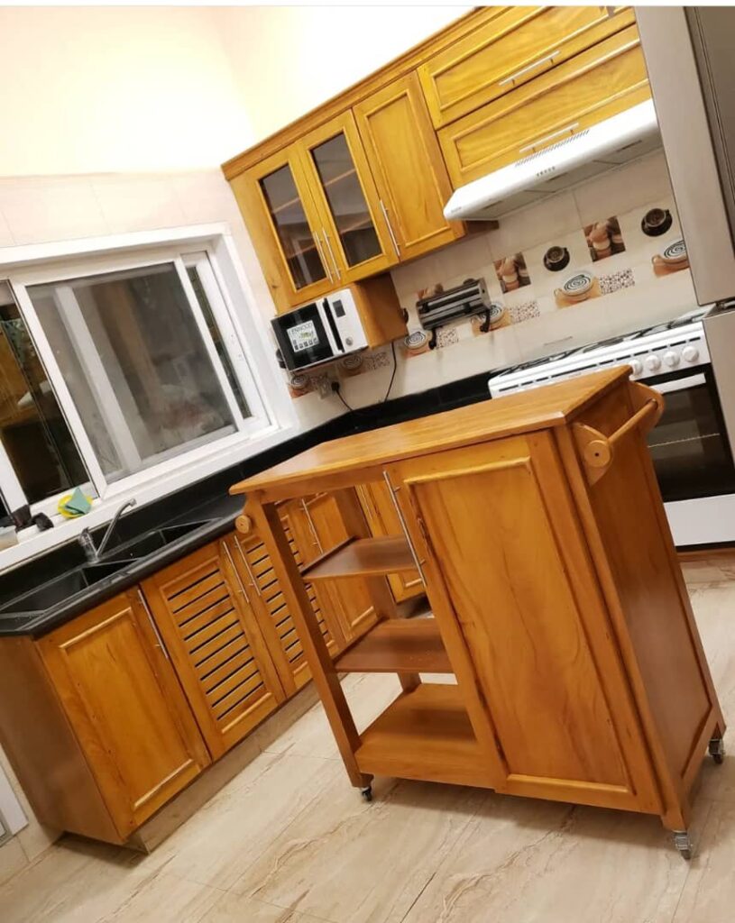 Tunatengeneza makabati ya jikoni (kitchen cabinets) ya hardwood kwa ubora wa hali ya juu na bei nafuu