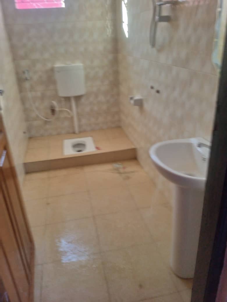 Ninaweka tiles katika kuta za vyoo na majiko ya nyumba na maofisi mbalimbali kwa ufanisi na gharama nafuu.