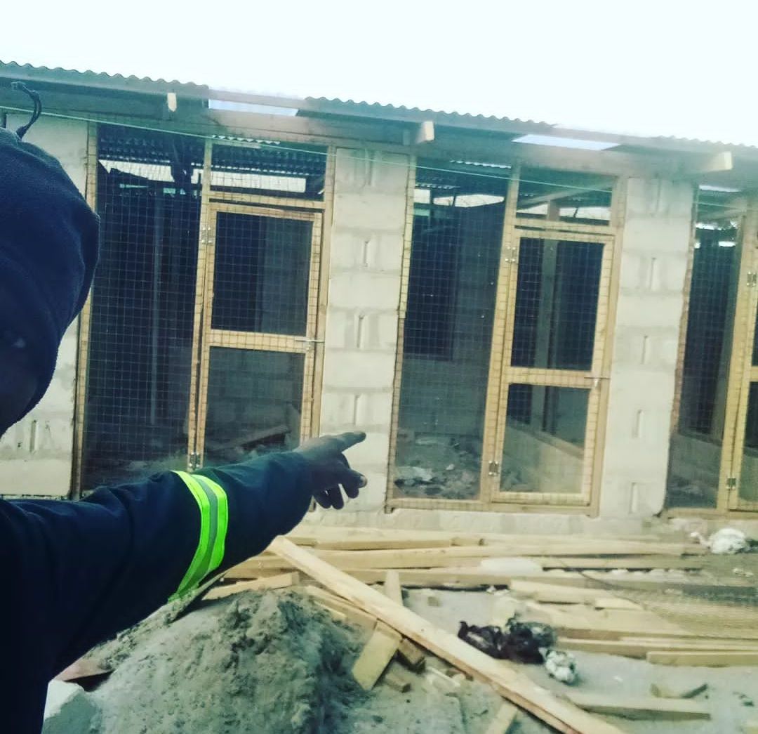 Nina jenga mabanda ya kuku yanayo dumu kwa kutumi tofali,nafika mikoa yote Tanzania.